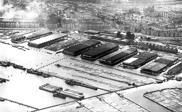 Historie Houthavens, insteekhavens, drijvend hout, houtloodsen en op de achtergrond de Spaarndammerbuurt.