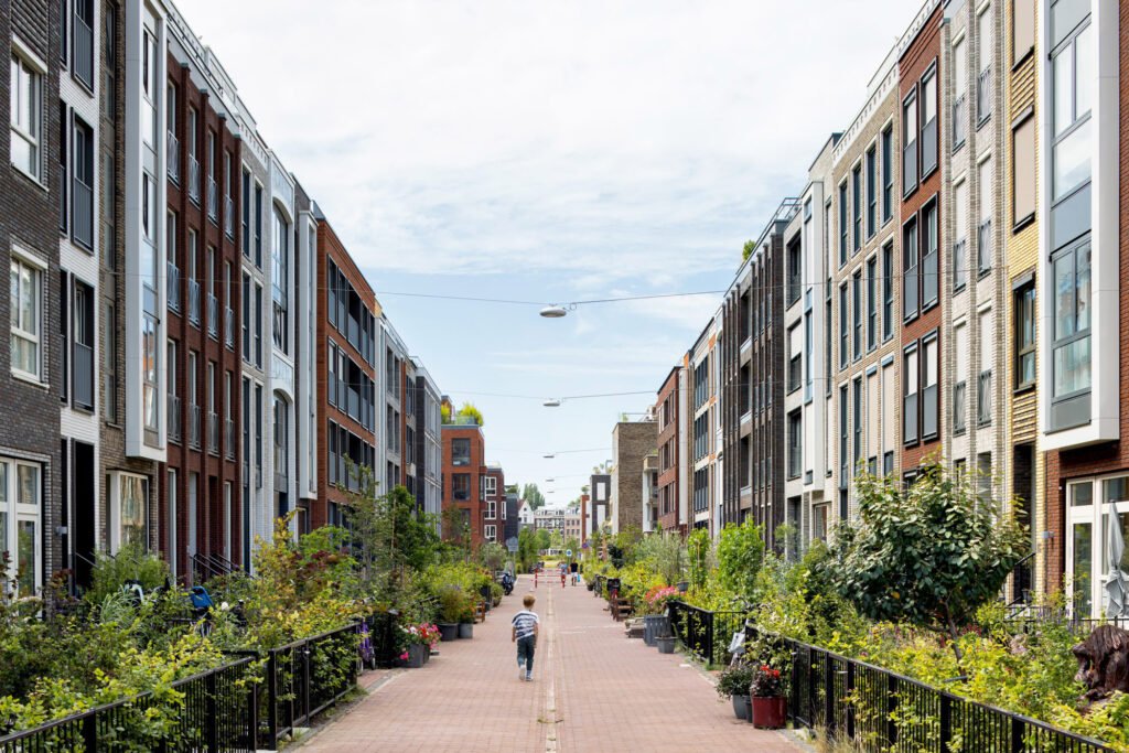 Middenpad met tuinen op eiland ´Vrije Jongens´.