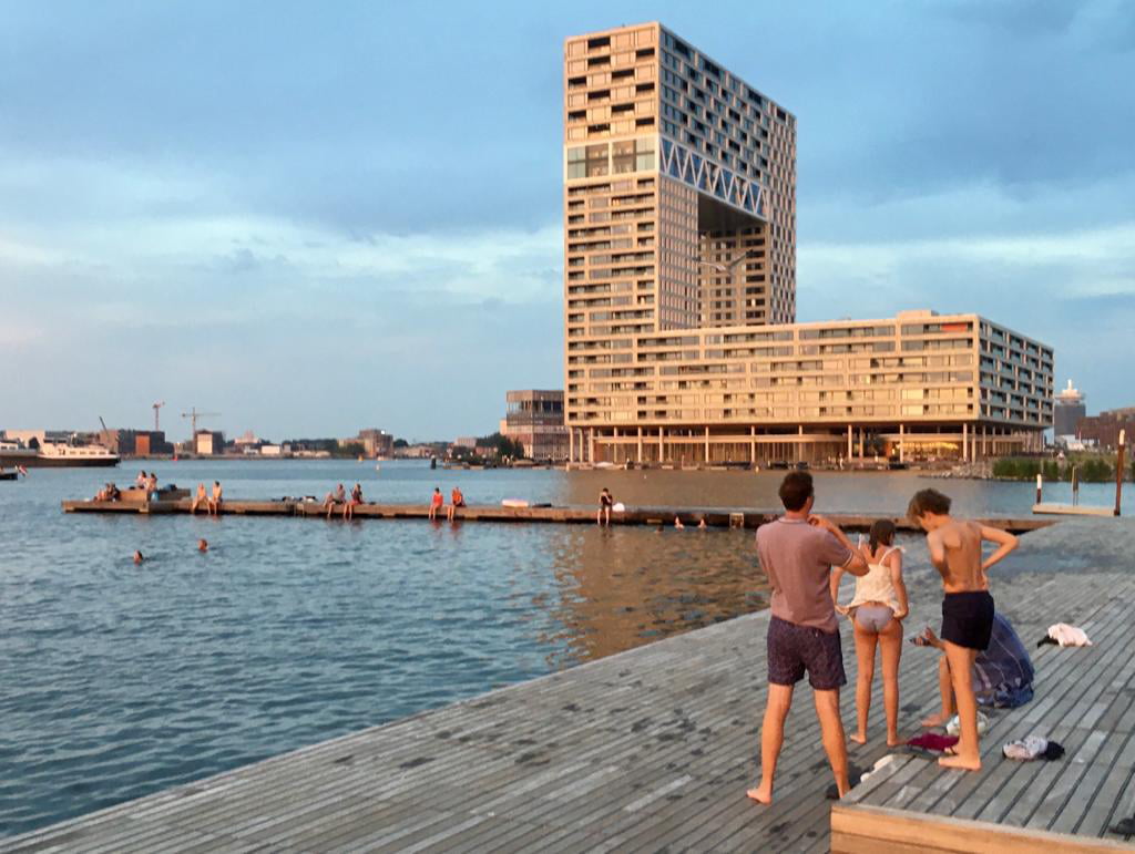 Op de kop van het eiland een publiek terras aan zwemwater.